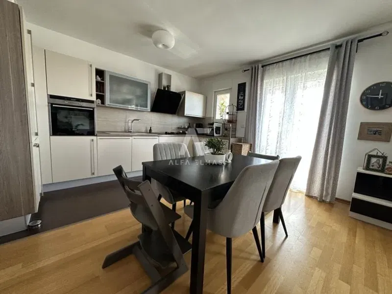 Viškovo, namješten stan s pogledom na more! ID 649