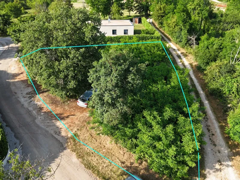 Poreč – okolica, građevinsko zemljište s dozvolom i projektom moderne kuće s bazenom