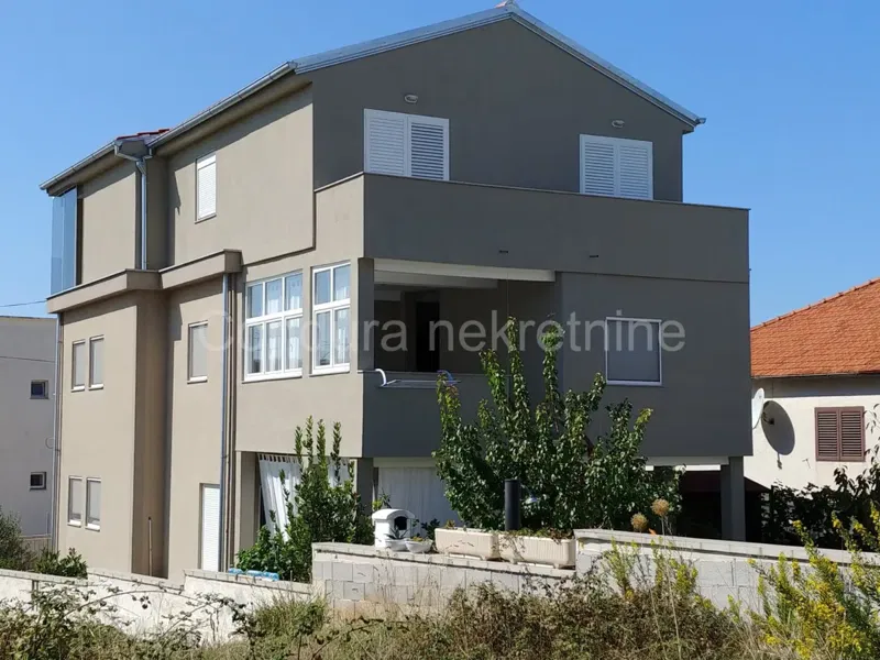 BIBINJE - apartmanska kuća s velikim dvorištem i bazenom