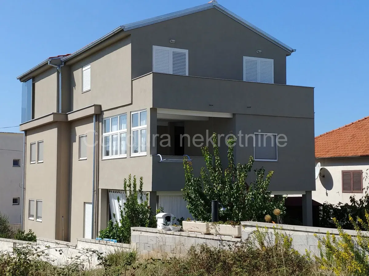 BIBINJE - Ferienhaus mit großem Garten und Swimmingpool