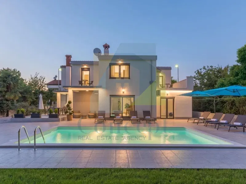 Poreč, Detached Villa with Pool in a Luxurious Location 300 Meters from the Sea – 3