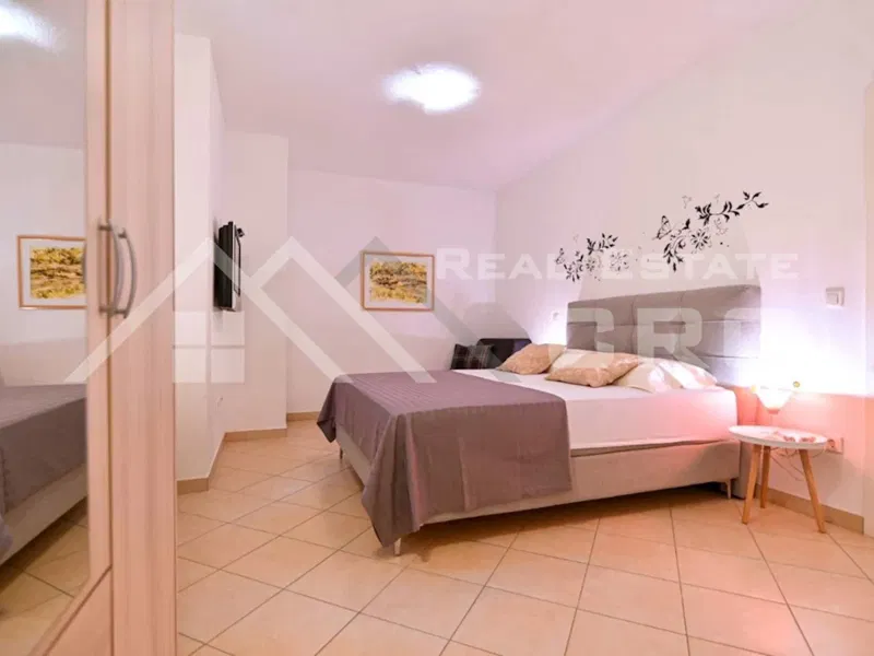 Ingatlan Čiovo – Berendezett apartman nagy medencével és külön stúdióval eladó – 2