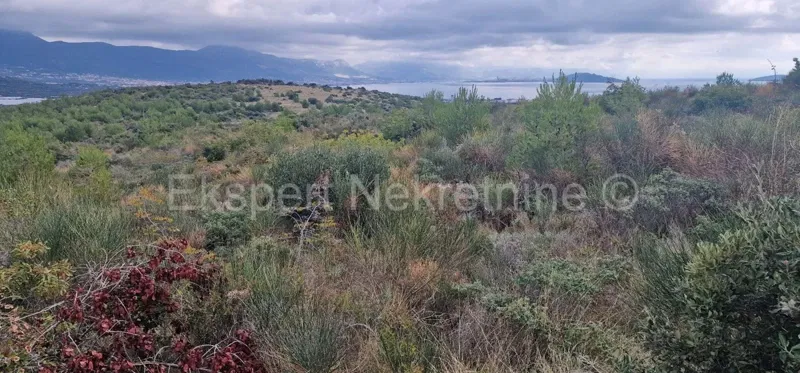 Trogir, Plano, agricultural land 3296 m2, sea view, road – 2