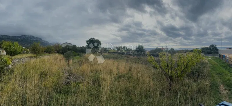 Terreno Agricolo di 2.200 m² a Kaštel Lukšić – In Affitto, a 20 m dalla Strada Principale!