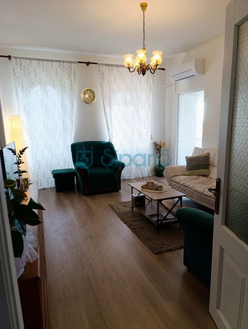 NOVIGRAD STAN S POGLEDOM NA MORE U POVIJESNOJ VILI – 112 M²