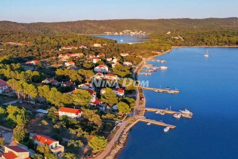 Dugi otok Verunić prvi red zemljište