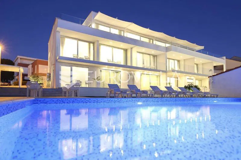 Zadar, Borik, Luksuzna stambena zgrada sa 2 bazena u funkciji turizma