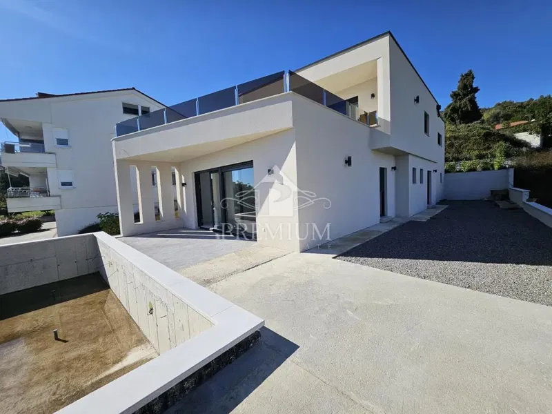 VILLA ESCLUSIVA CON PISCINA, CENTRO, VICINO AL MARE – 2