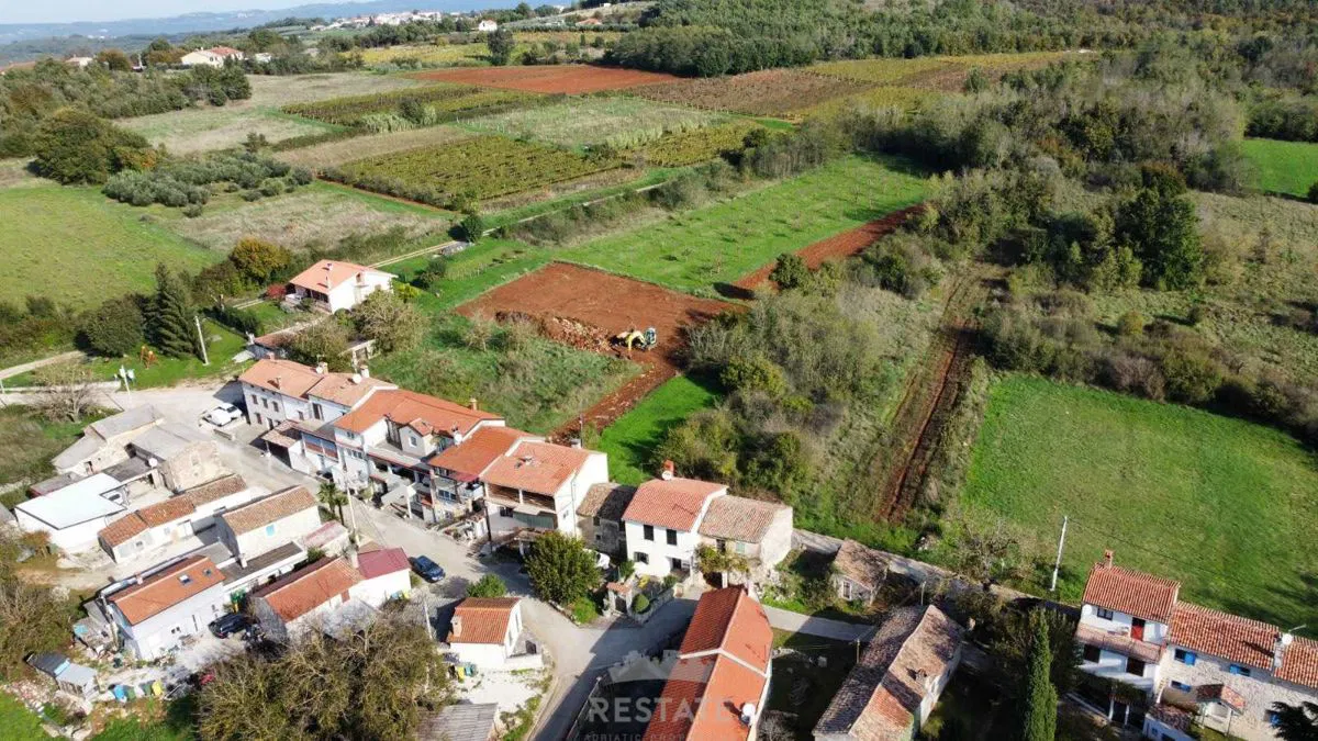 parcela je delno zazidljiva (cca. 1200 m2), ostalo je kmetijsko zemljišče