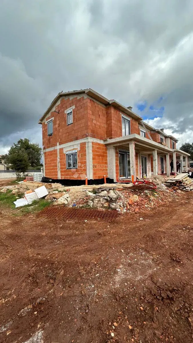 VILLA BIFAMILIARE DI NUOVA COSTRUZIONE VICINO A PARENZO – 2