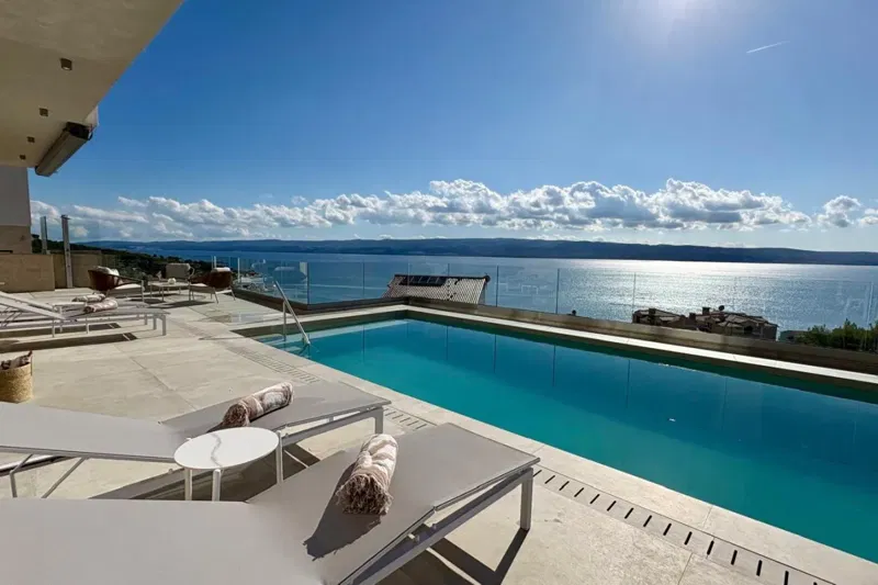 Villa con piscina e vista mare – 2