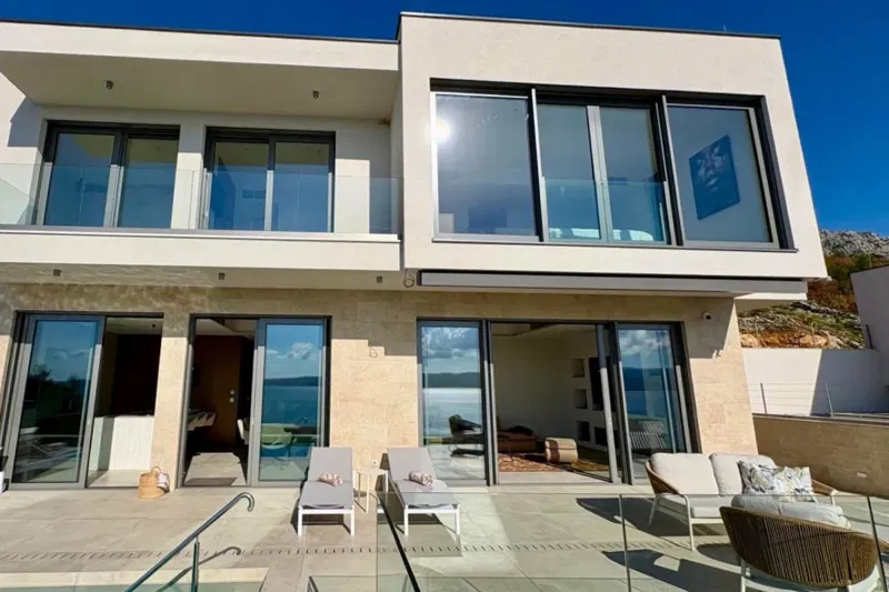 Villa con piscina e vista mare – 3