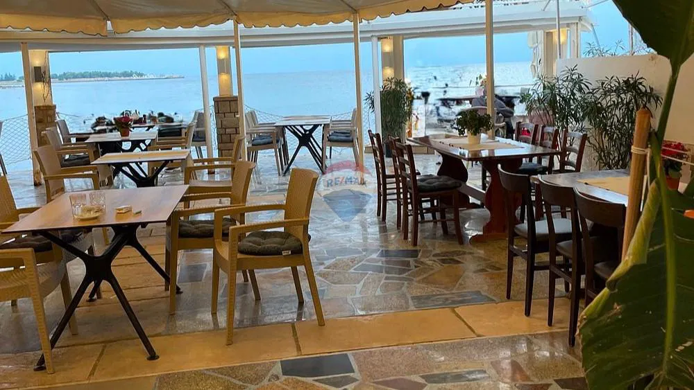 Istra,Umag-Restoran/lounge bar prvi red do mora za dugoročni najam