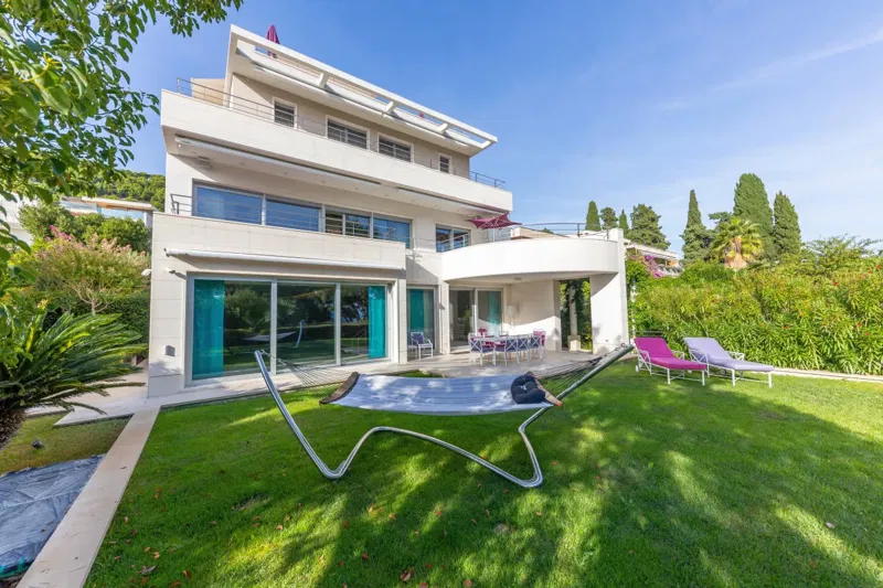 Luxury villa in an elite neighborhood – 3