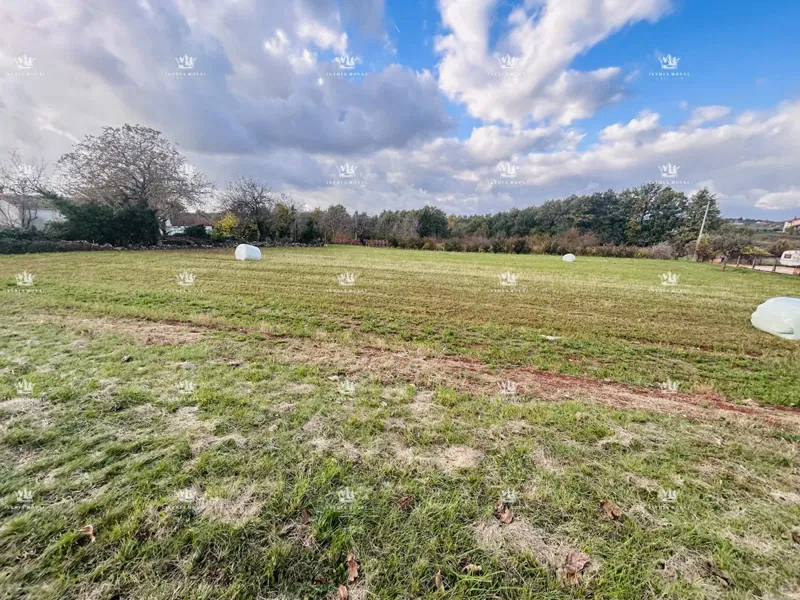Terreno edificabile 4000 m² in vendita – zona periferica di Baderna, elevata edificabilità, infrastrutture sul lotto – 2