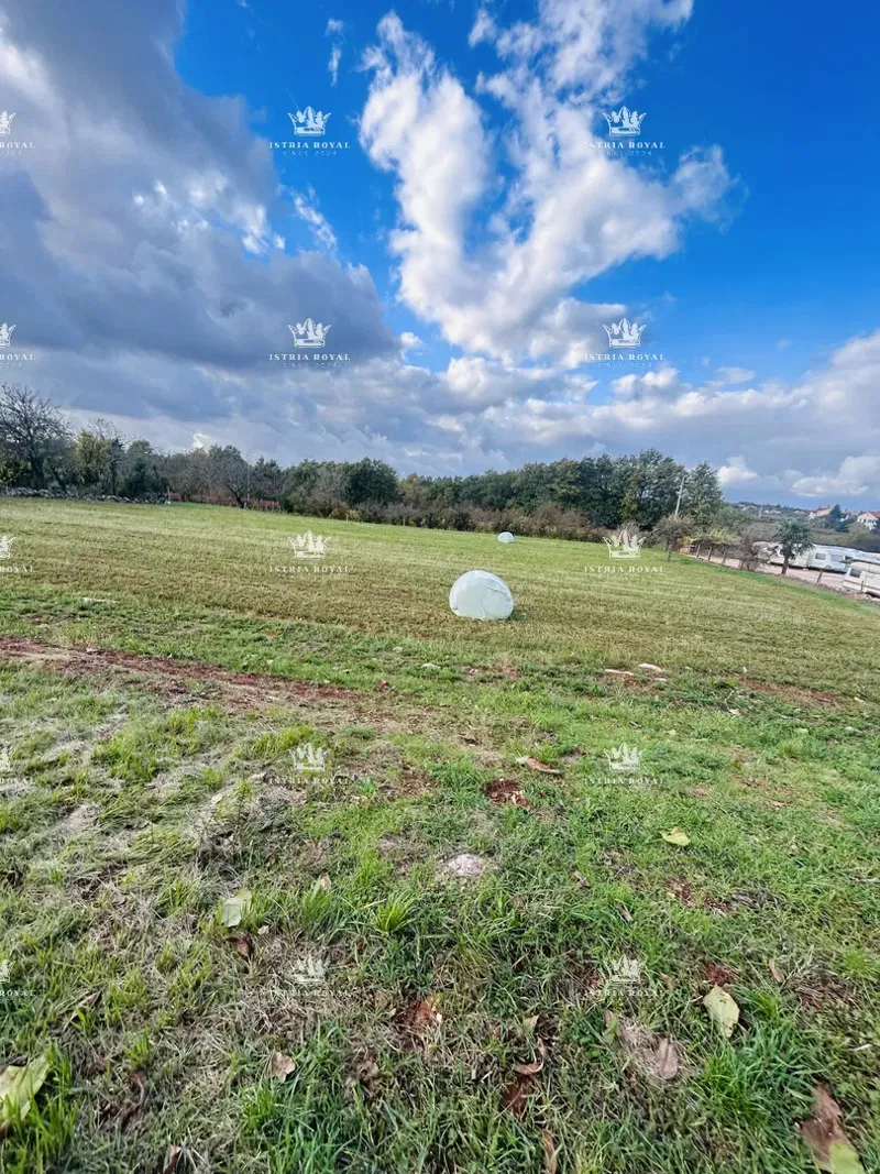 Terreno edificabile 4000 m² in vendita – zona periferica di Baderna, elevata edificabilità, infrastrutture sul lotto – 3