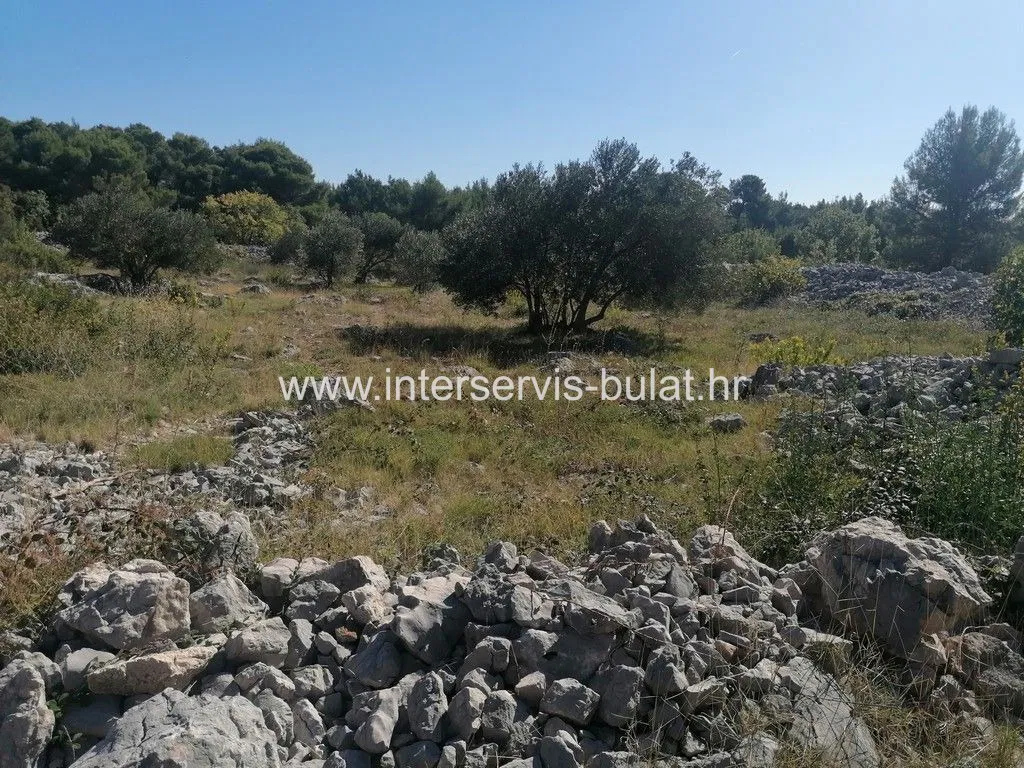 .::: Građevinsko zemljište površine 1.121m2 u Tribunju :::.