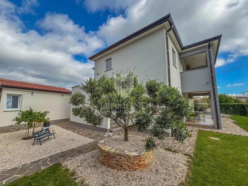 Umago, dintorni, casa moderna con piscina e 3 unità separate! – 2
