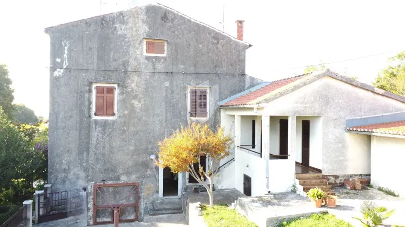 Parenzo – Casa con due appartamenti, dependance e cortile – 2