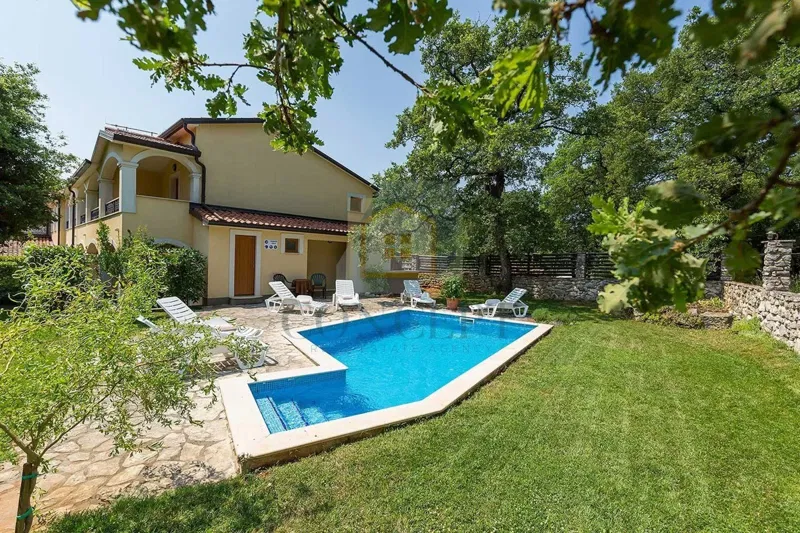 Novigrad, dintorni, pensione con 9 camere, ristorante, ampio appartamento e piscina, a 5 km dal mare