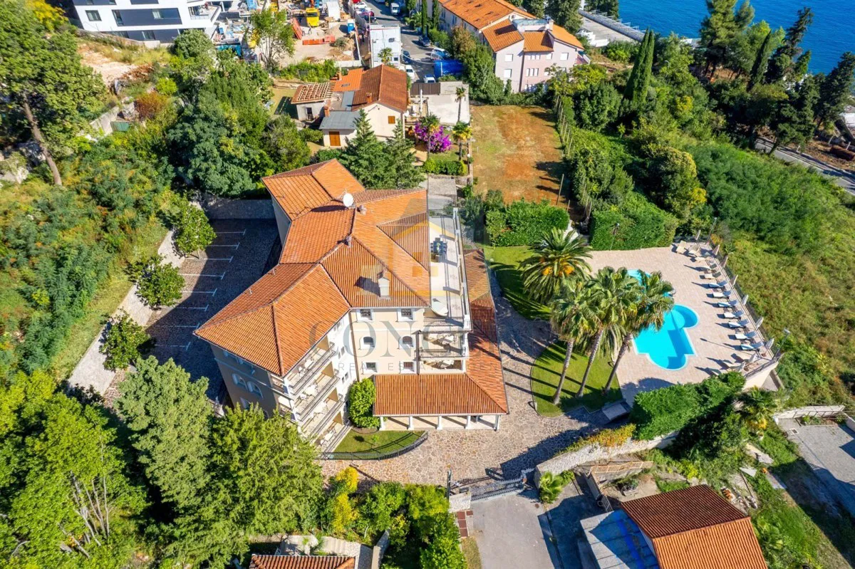 Opatija, Hotel s do 13 apartmana i bazenom, 40 m od mora