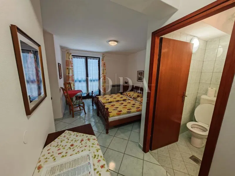 Casa con piscina e due garage – 2