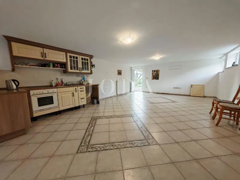 Casa con piscina e due garage – 3