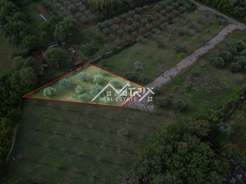 Vodnjanska okolica, zazidljivo zemljišče 643 m², obdano z zelenjem – 2