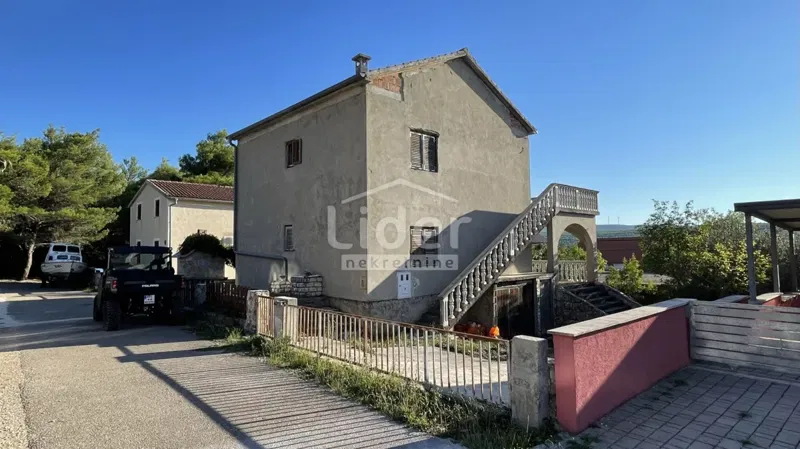 Kruševo, samostojeću kuću na 80m od mora prodajemo