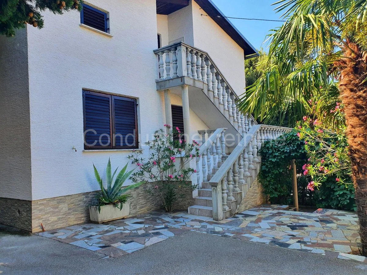 Kruševo - apartmanska kuća 30m od mora