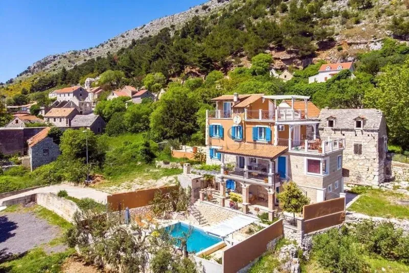 MEDITERANSKA KAMENA KUĆA S BAZENOM I POGLEDOM NA MORE