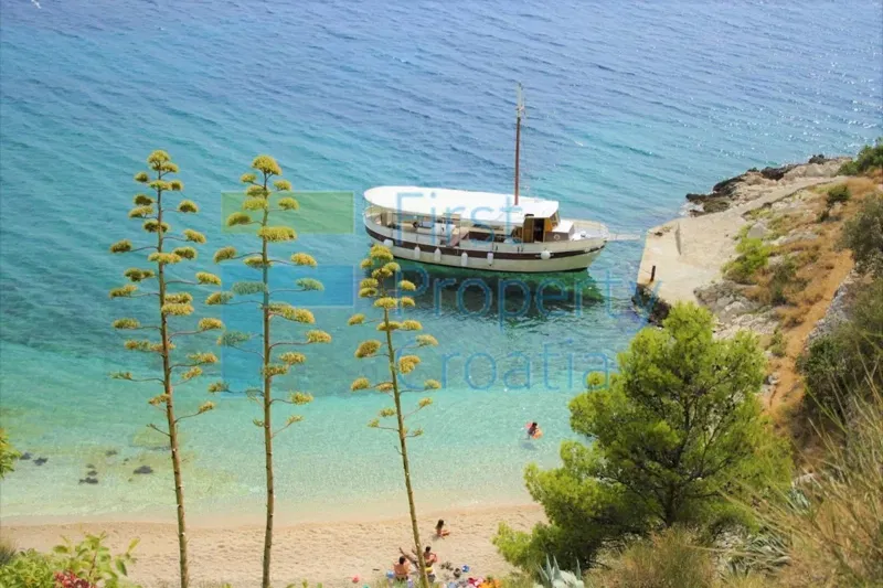 BR1498 - Land plot with a stone object near a beach, Brač, for sale – 3