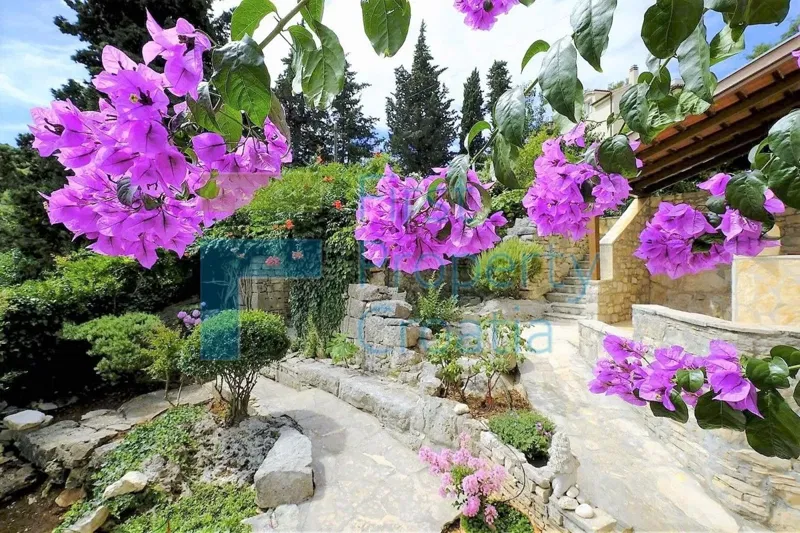 BR1647 - Distinctive villa on a large plot with views, Brač, for sale – 2