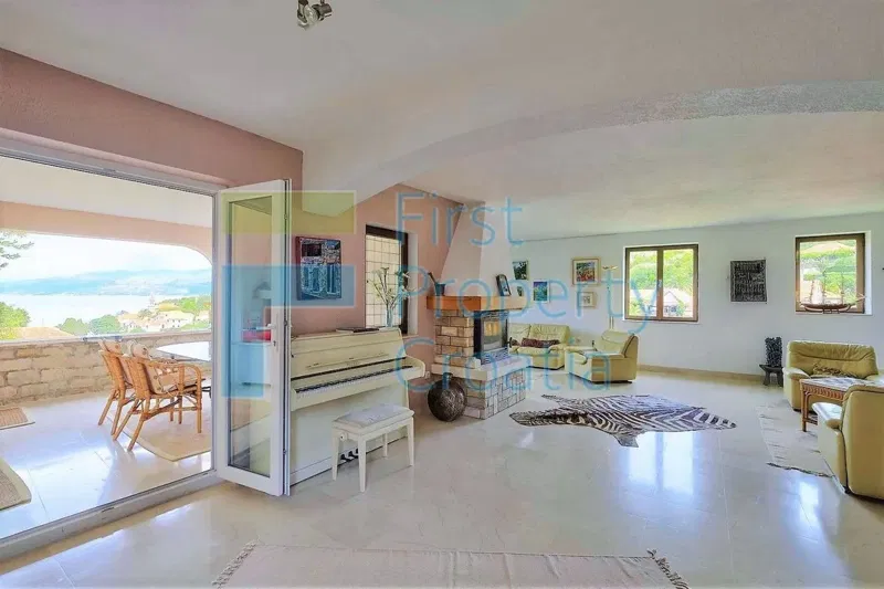 BR1647 - Distinctive villa on a large plot with views, Brač, for sale – 3