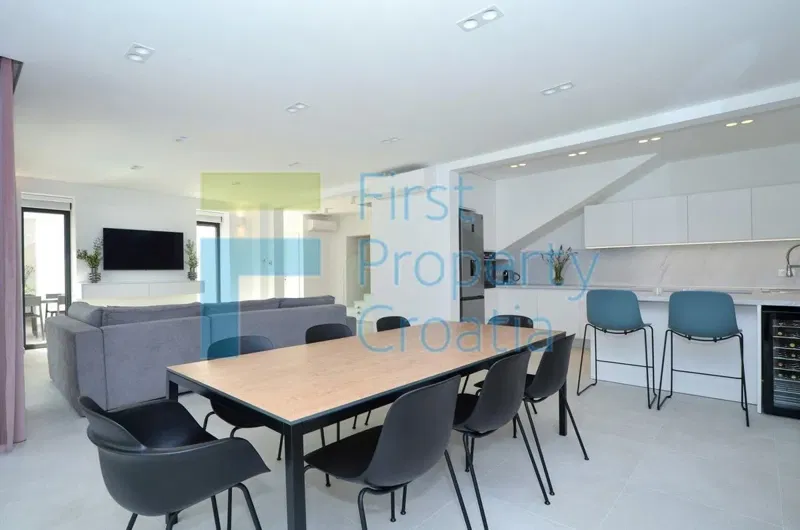 ST1566 - Villa su un ampio terreno, vicino a Spalato, in vendita – 3