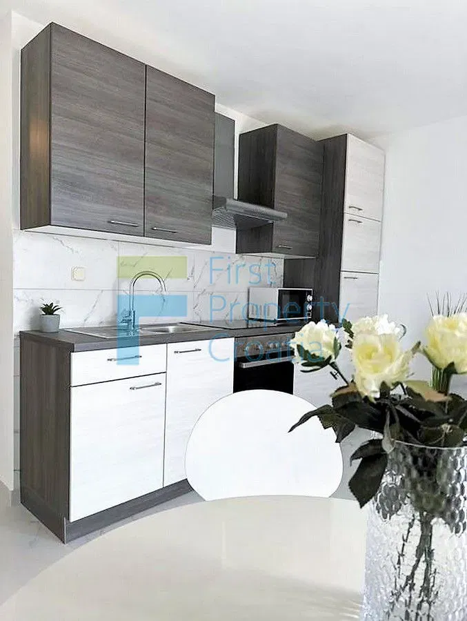 TG0233 - Spacious apartment house with swimming pool, Čiovo, for sale – 3