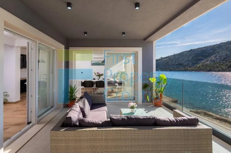 TG1552 - Tengerparti villa Trogir közelében eladó – 3