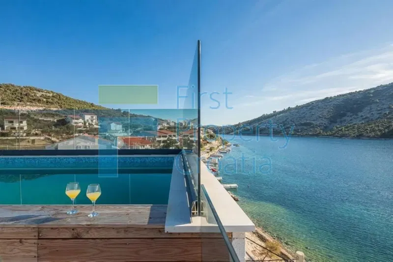 TG1552 - Tengerparti villa Trogir közelében eladó – 2