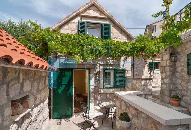 OM1341 - Dom apartamentowy 70 m od plaży, Riwiera Omiška, na sprzedaż – 2