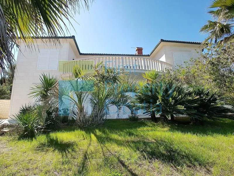 BR1287 - Spacious villa in the first row to the sea, Brač, for sale – 2