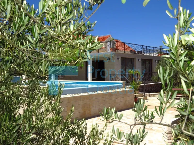 BR1114 - Villa in a quiet area on a large plot, Brač, for sale – 2