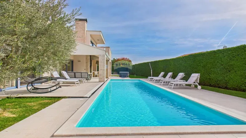 Modern Luxury House with Pool and Jacuzzi on Spacious Plot – 2