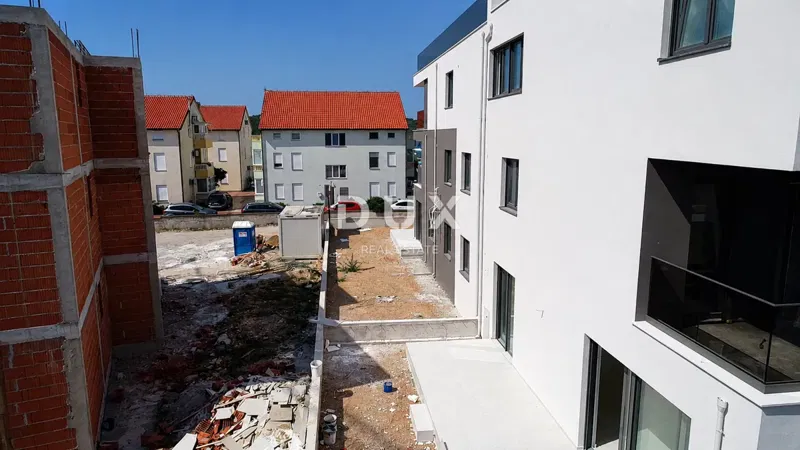 VODICE, SRIMA – Apartment with 3 bedrooms and a 125 m² garden, 70 m from the beach – 3
