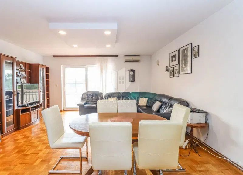 Pula, Veli Vrh – Spacious house with multiple residential units, a garage, and a beautiful garden! – 2