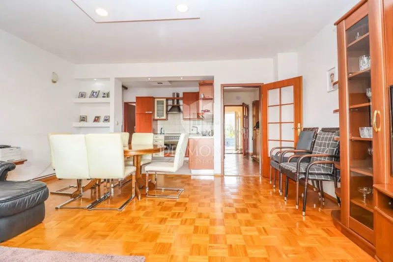 Pula, Veli Vrh – Spacious house with multiple residential units, a garage, and a beautiful garden! – 3