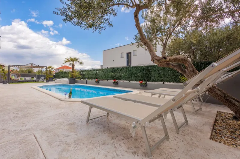 Modern villa with swimming pool – 3