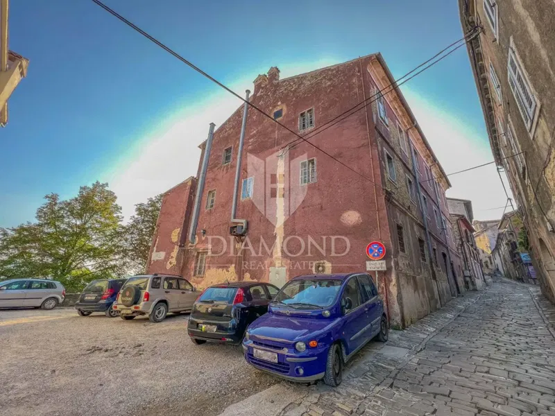 Motovun, a house in the center with a lot of potential for investment! – 2