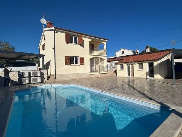KUĆA SA 3 APARTMANA 5km OD POREČA!