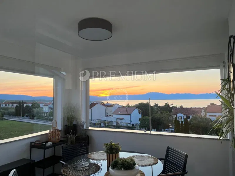 Malinska, namješteni apartman s panoramskim pogledom na more! – 2