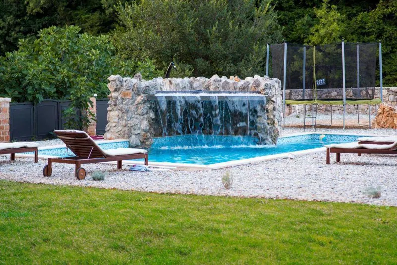 Očarljiva vila z vrtom in bazenom! – 2